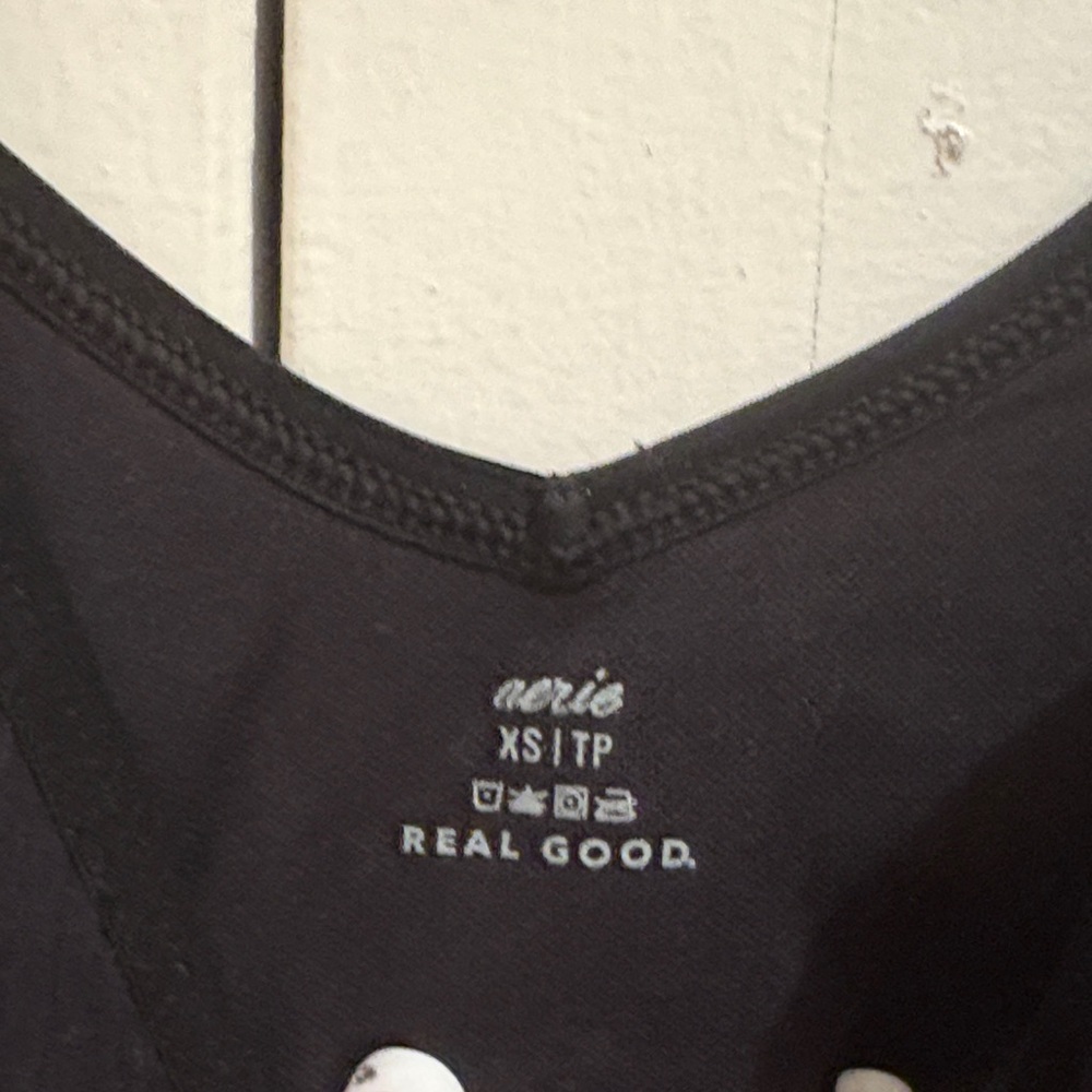 Black Ribbed V-Neck Aerie Crop Top/ Bean - Picture 2 of 6